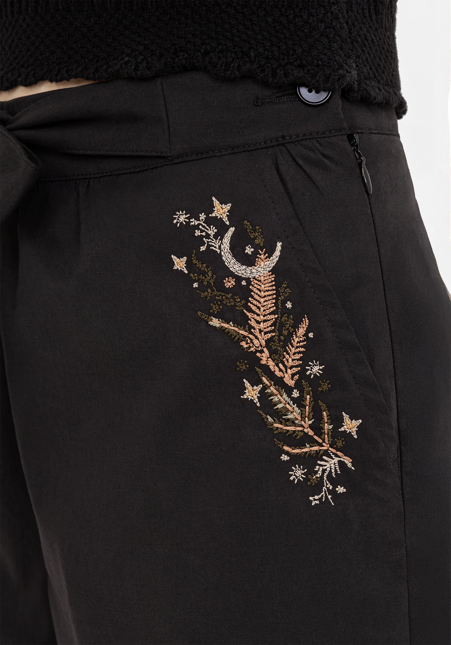 Abellona Embroidered Belted Short - Image 2