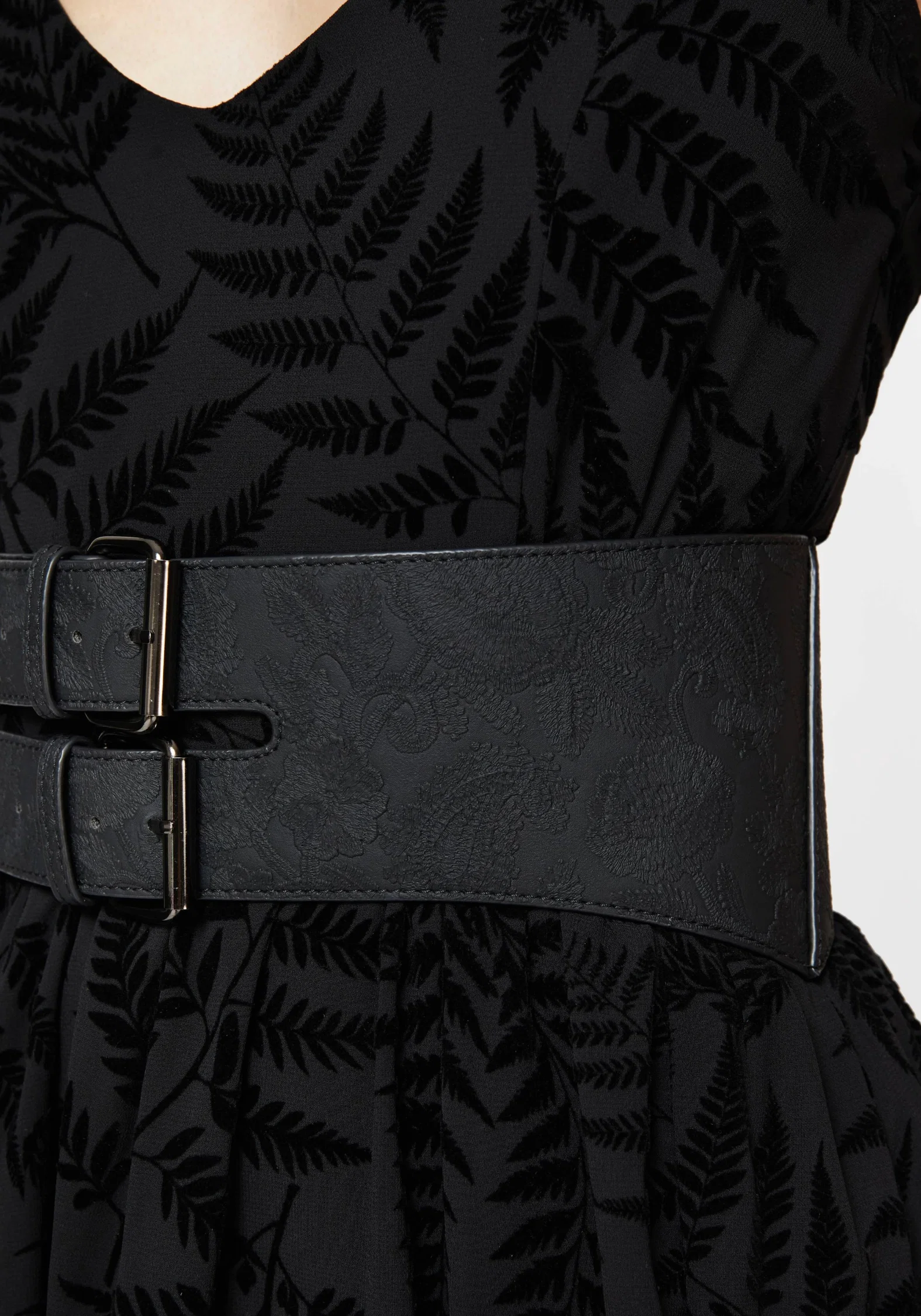 Apricity Paisley Debossed Waist Belt - Image 5