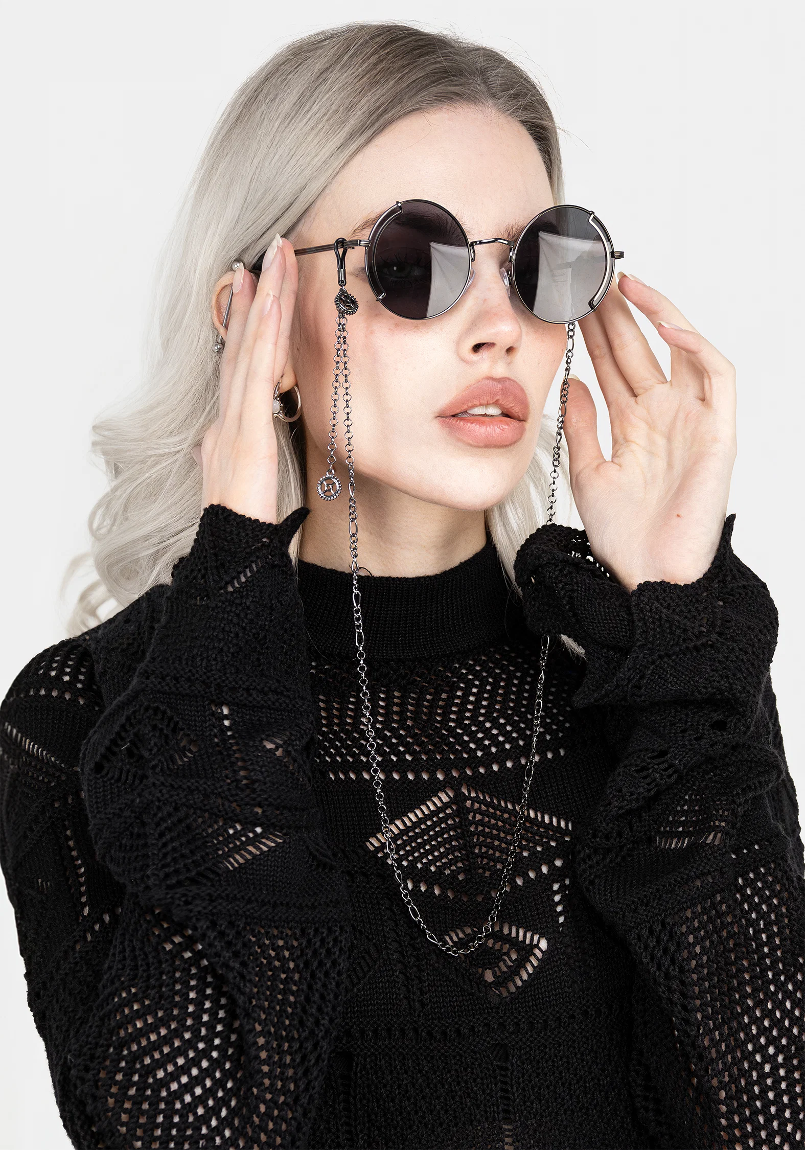 Emilie Round Sunglasses with Chain - Image 9