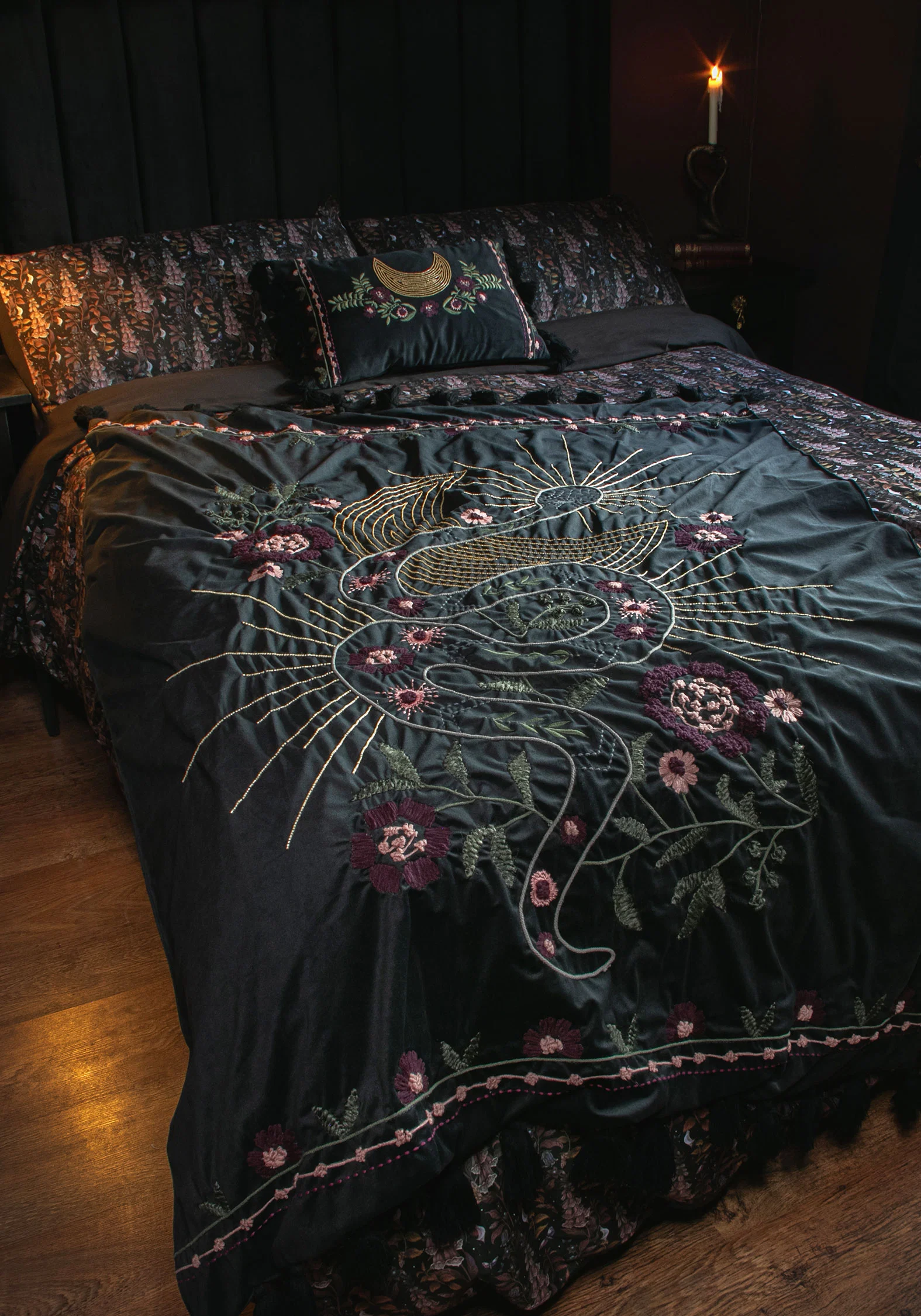 Kobra Embroidered Snake Blanket - Image 2